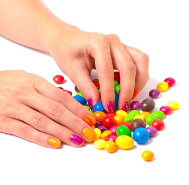 kadının elleri ile parlak kadar renkli şeker alarak manikür