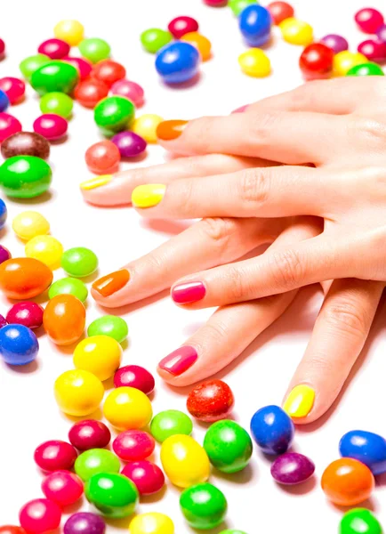 Unhas brilhantes e doces brilhantes — Fotografia de Stock