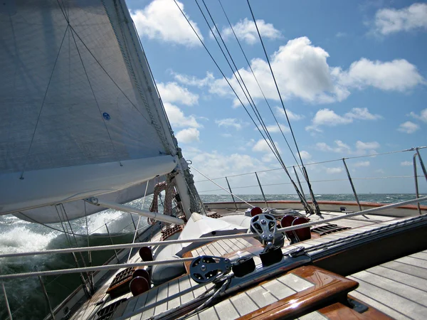 Biskay Körfezi üzerinde ile klasik yelkenli gemi yelken