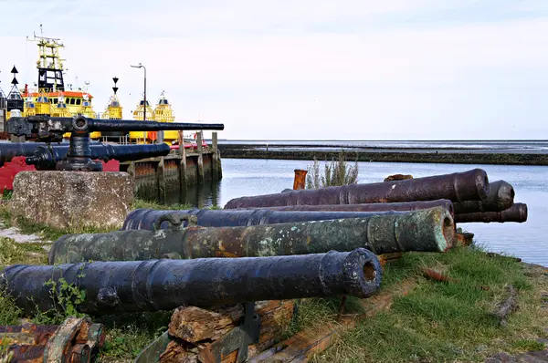 eski toplar ve şamandıralar