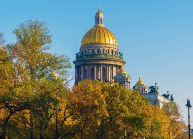 Bir sonbahar günü St. Isaacs Katedrali 'nin kubbesi. Saint-Petersburg.