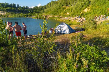 İnsanlar plajda dinleniyor. Vsevolozhsk 'taki Pugorevsky taş ocağının kıyısında. Leningrad bölgesi.