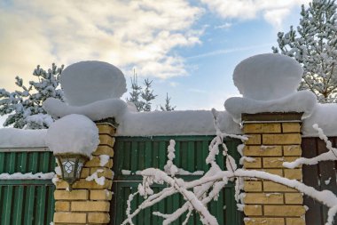 Evin kapısındaki sütunlarda kar şapkaları .
