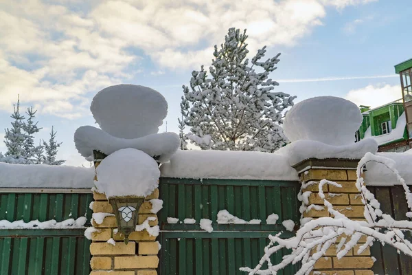 Evin kapısındaki sütunlarda kar şapkaları .