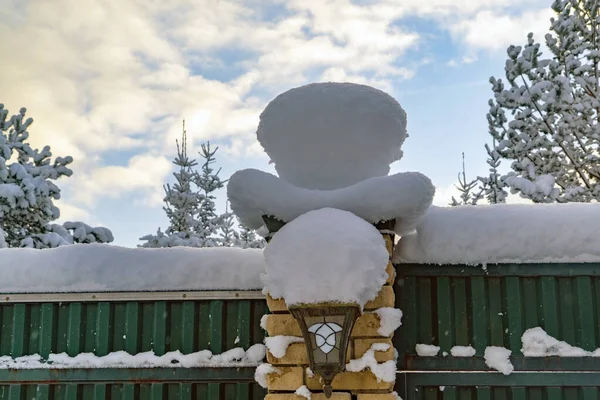 Evin kapısındaki sütunlarda kar şapkaları . — Stok fotoğraf