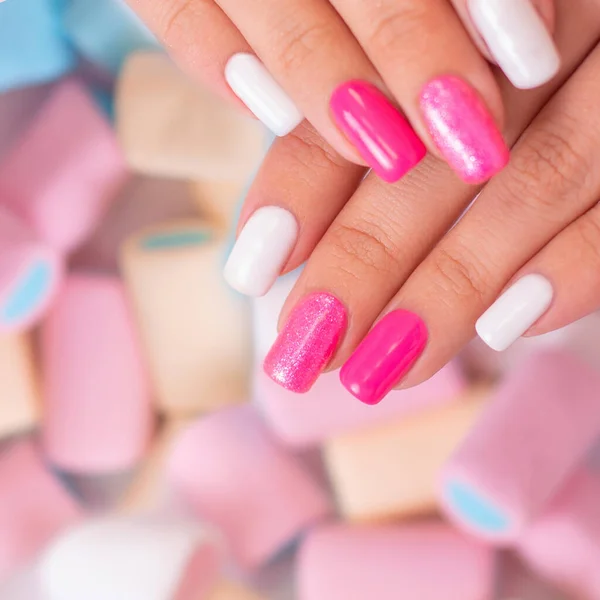 Mooie Vrouwelijke Handen Met Veelkleurige Manicure Nagels Roze Witte Gellak — Stockfoto