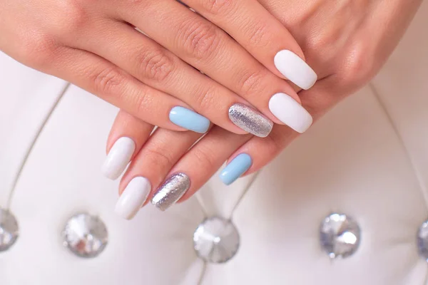 Hermosas Manos Femeninas Con Uñas Manicura Lujo Esmalte Gel Azul — Foto de Stock