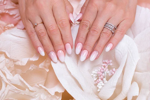 Vrouwelijke Handen Met Ombre Manicure Nagels Roze Gel Polish Papier — Stockfoto
