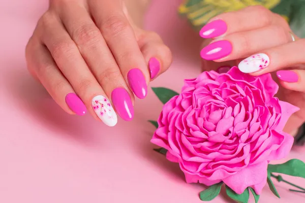 Close Uitzicht Mooie Vrouwelijke Handen Met Romantische Manicure Nagels Roze — Stockfoto