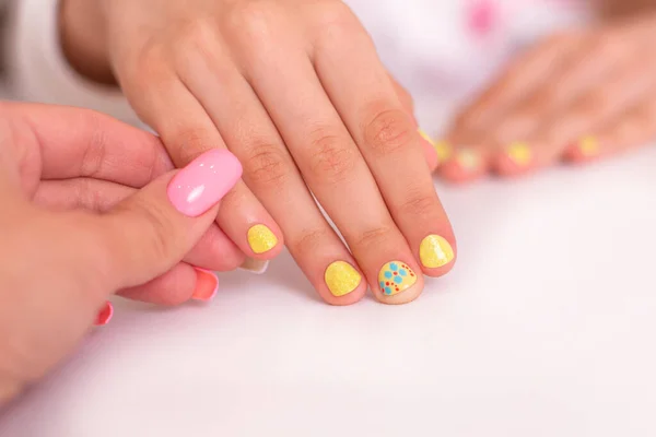 Petites Mains Fille Avec Beaux Ongles Manucure Vernis Gel Jaune — Photo