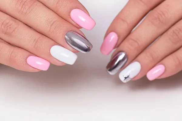 Mooie Vrouwelijke Handen Met Kleurrijke Manicure Nagels Roze Zilverkleurige Gellak — Stockfoto