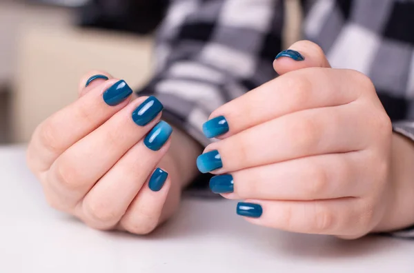 Hermosas Manos Femeninas Con Uñas Manicura Ombre Esmalte Gel Azul — Foto de Stock