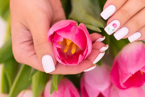 Mãos Femininas Com Unhas Manicure Primavera — Fotografia de Stock