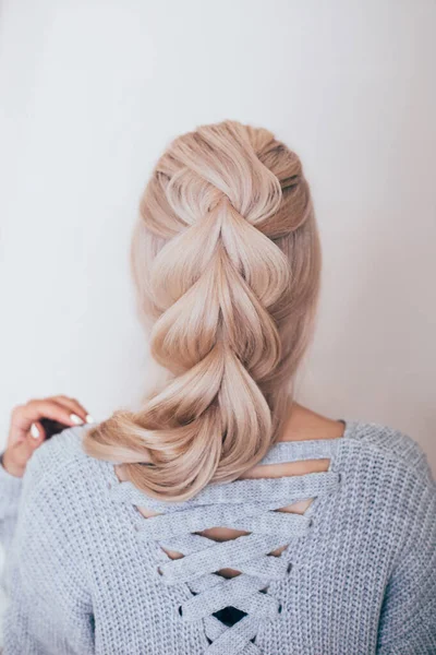 Espalda Femenina Con Peinado Trenza Rubia Sobre Fondo Gris — Foto de Stock