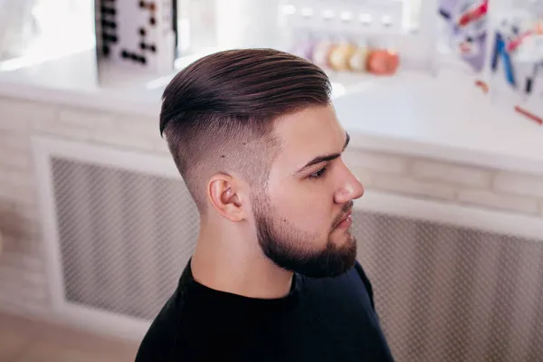 Joven Hombre Con Estilo Con Corte Pelo Moda Fondo Barbería — Foto de Stock