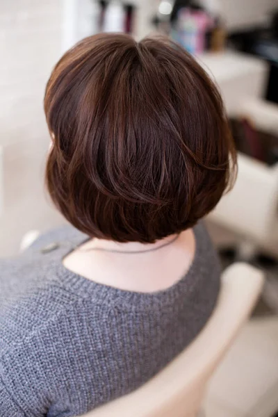 Weiblicher Rücken Mit Kurzen Glatten Brünetten Haaren Friseursalon — Stockfoto