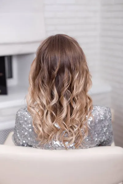 Costas Femininas Com Longo Encaracolado Ombre Cabelo Loiro Salão Cabeleireiro — Fotografia de Stock