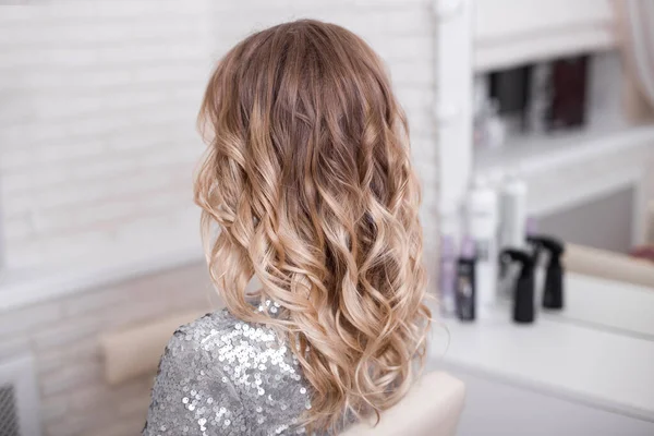 Dos Féminin Avec Long Bouclé Ombre Cheveux Blonds Dans Salon — Photo