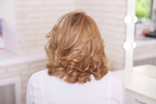 Weiblicher Rücken Mit Blonden Locken Friseursalon — Stockfoto