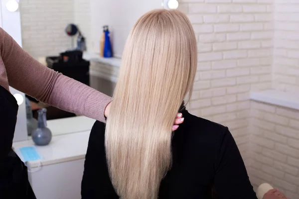 Female Back Long Straight Blonde Hair Hairdressing Salon — Stock Photo, Image