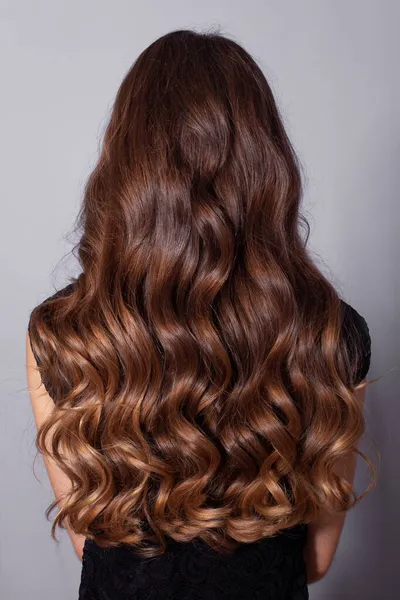 Weibliche Rücken Mit Langen Lockigen Brünetten Haaren Friseursalon — Stockfoto