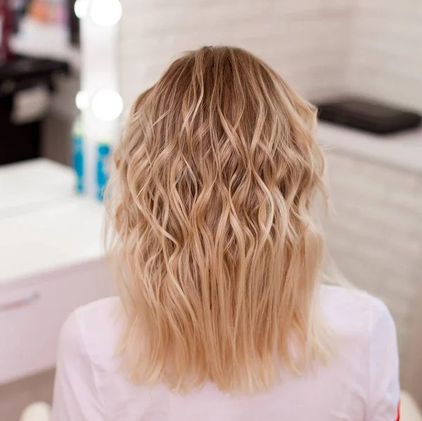 Torna Femminile Con Ricci Ombre Capelli Biondi Nel Salone Parrucchiere — Foto Stock