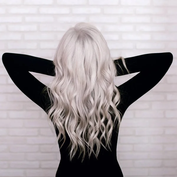 Female Back Long Curly Silver Blonde Hair Grey Brick Wall — Stock Photo, Image