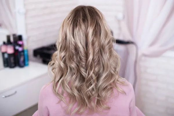 Dos Féminin Avec Long Bouclé Ombre Cheveux Blonds Dans Salon — Photo