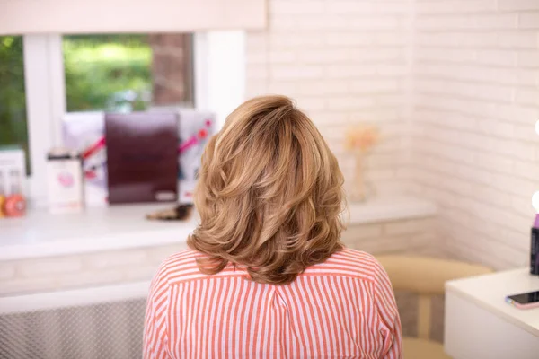 Female Back Curly Blonde Hair Hairdressing Salon — Stock Photo, Image