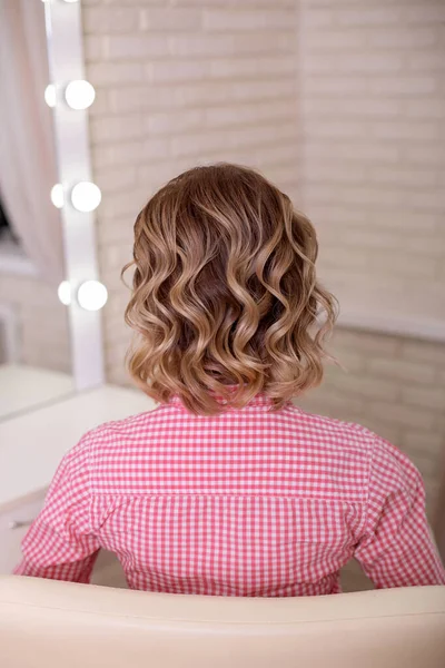Female Back Curly Ombre Blonde Hair Hairdressing Salon — Stock Photo, Image
