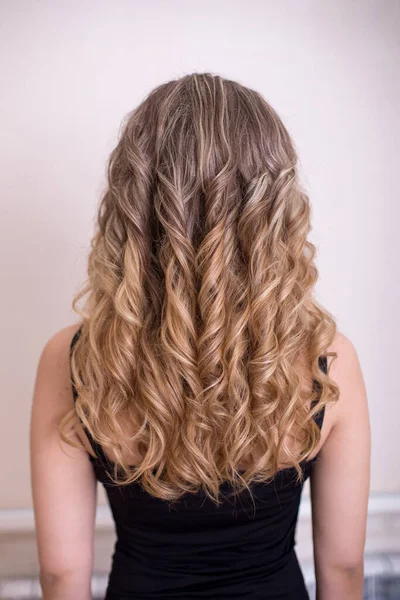 Costas Femininas Com Longo Encaracolado Ombre Cabelo Loiro Salão Cabeleireiro — Fotografia de Stock