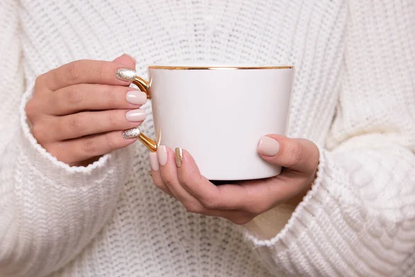 Красиві Жіночі Руки Бежевими Манікюрними Цвяхами Тримаючи Чашку Чаю — стокове фото