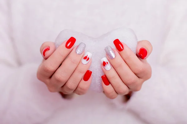 Krásné Ženské Ruce Červenými Manikúrami Nehty Držící Ledové Srdce — Stock fotografie