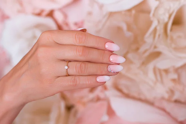 Vrouwelijke Hand Met Ombre Manicure Nagels Roze Gel Polish Papier — Stockfoto