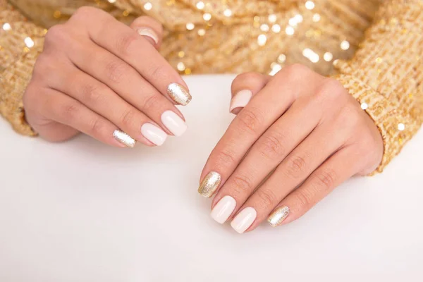 Mooie Vrouwelijke Handen Met Beige Manicure Nagels Gouden Achtergrond — Stockfoto