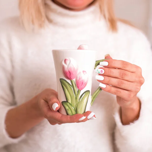 Жіночі Руки Весняними Манікюрними Цвяхами Тримають Чашку Чаю Дизайном Тюльпанів — стокове фото