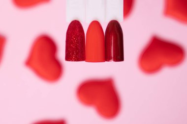 Manikür için oje ve arka planda pedikür için ojenin romantik renk paletleri.