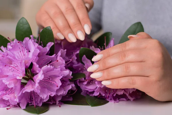 Mãos Femininas Com Unhas Manicure Românticas Polonês Gel Branco Fundo — Fotografia de Stock