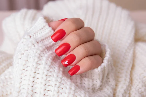 Piękna Kobieca Ręka Czerwonym Manicure Paznokcie Serca Walentynki Projekt — Zdjęcie stockowe