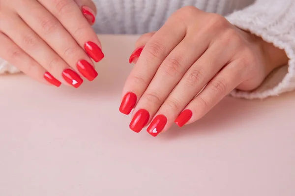 漂亮的女性手 红指甲 情人节设计 — 图库照片