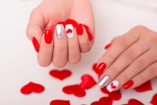 Belle Mani Femminili Con Unghie Manicure Rosse Design Cuori Sfondo — Foto Stock