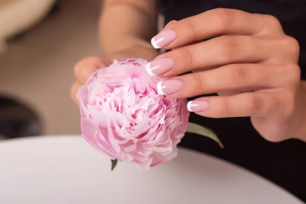 Belle Mani Femminili Con Unghie Manicure Francese Nuziale Rosa Bianco — Foto Stock