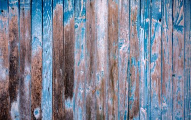 Eski bir yüzeyi olan ahşap bir duvar. Eski bir duvar ve koyu ahşaptan yapılmış zemin, gerçekçi tahta dokusu. Boş oda iç arkaplanı.