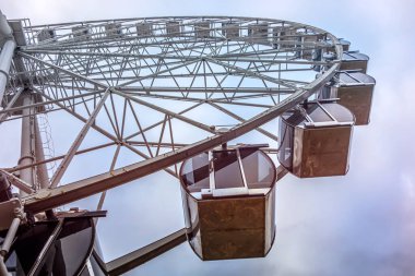 Dönme dolap manzaralı şehir parkı. Bir bahar günü, yakın plan..