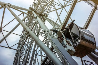 Dönme dolap manzaralı şehir parkı. Bir bahar günü, yakın plan..