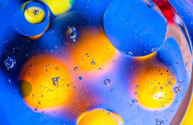 Parlak daireli soyut bir arka plan. Renkli bir görüntü, suyun üstünde yağ damlaları. Sıvı soyutlama. 