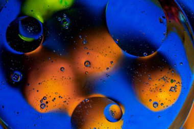 Parlak daireli soyut bir arka plan. Renkli bir görüntü, suyun üstünde yağ damlaları. Sıvı soyutlama. 