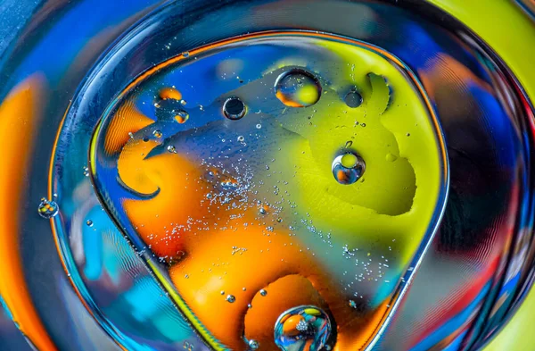 具有明亮圆圈的抽象背景 色彩斑斓的形象 点点滴的油滴在水面上 液体提取 — 图库照片