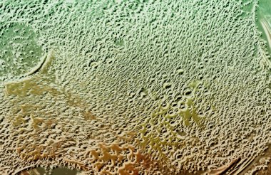 Parlak damlalı soyut bir arkaplan. Maddenin taklit edilmesi.