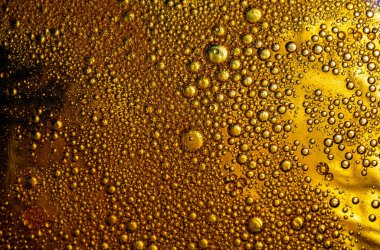 Parlak daireli soyut bir arka plan. Renkli bir görüntü, suyun üstünde yağ damlaları. Sıvı soyutlama. 